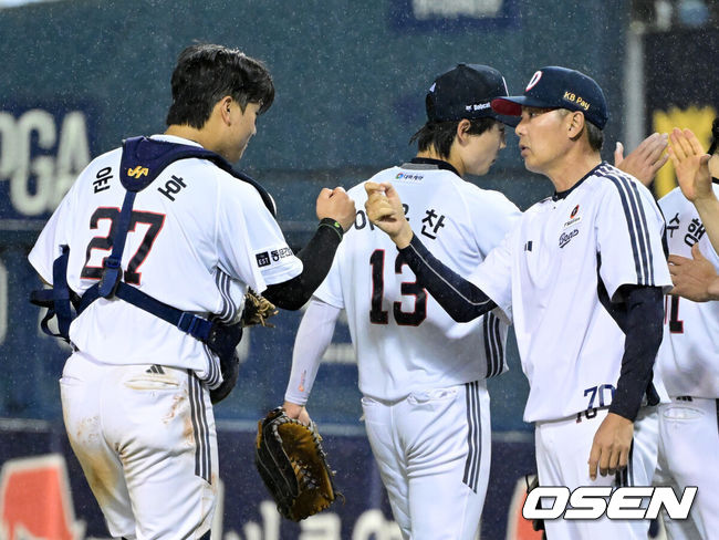 [OSEN=잠실, 최규한 기자] 웨스 벤자민이 이강철 감독이 보는 앞에서 7이닝 무실점 완벽투를 선보이며&nbsp;친정에 비수를 제대로 꽂았다.&nbsp;프로야구 두산 베어스는 27일 서울 잠실구장에서 열린 2026 신한 SOL KBO리그 KT 위즈와의 시즌 5차전에서 5-0 완승을 거뒀다.&nbsp;전날 0-6 완패를 설욕한 두산은 4연패를 끊어내며 시즌 23승 1무 26패를 기록했다. 반면 연승에 실패한 KT는 28승 1무 20패가 됐다.&nbsp;경기를 마치고 승리한 두산 김원형 감독과 포수 윤준호가 인사를 나누고 있다. 2026.05.27 / dreamer@osen.co.kr