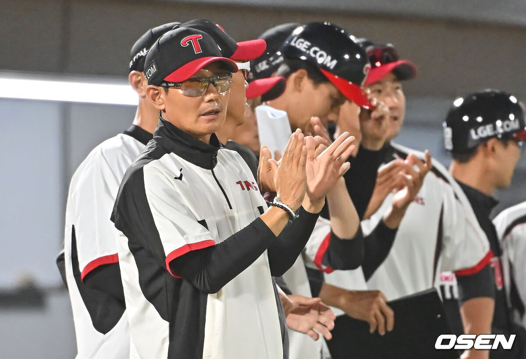 27일 부산 사직야구장에서 2026 신한 SOL KBO 리그 롯데 자이언츠와 LG 트윈스의 경기가 열렸다. 홈팀 롯데는 나균안이, 방문팀 LG는 치리노스가 선발 출전했다.LG 트윈스 염경엽 감독이 롯데 자이언츠에 8-6으로 승리한 후 축하 박수를 치고 있다. 2026.05.27 / foto0307@osen.co.kr