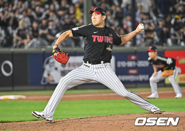 [OSEN=부산, 이석우 기자] 27일 부산 사직야구장에서 2026 신한 SOL KBO 리그 롯데 자이언츠와 LG 트윈스의 경기가 열렸다. 홈팀 롯데는 나균안이, 방문팀 LG는 치리노스가 선발 출전했다.LG 트윈스 손주영이 역투하고 있다. 2026.05.27 / foto0307@osen.co.kr