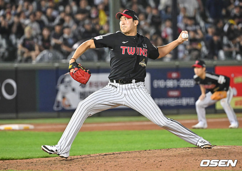 27일 부산 사직야구장에서 2026 신한 SOL KBO 리그 롯데 자이언츠와 LG 트윈스의 경기가 열렸다. 홈팀 롯데는 나균안이, 방문팀 LG는 치리노스가 선발 출전했다.LG 트윈스 손주영이 역투하고 있다. 2026.05.27 / foto0307@osen.co.kr