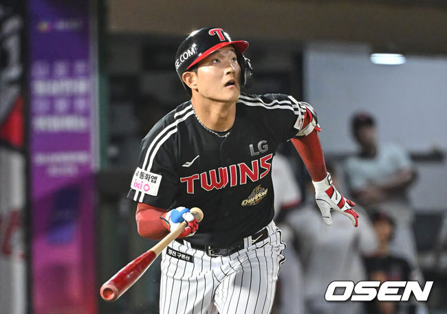 [OSEN=부산, 이석우 기자] 27일 부산 사직야구장에서 2026 신한 SOL KBO 리그 롯데 자이언츠와 LG 트윈스의 경기가 열렸다. 홈팀 롯데는 나균안이, 방문팀 LG는 치리노스가 선발 출전했다.LG 트윈스 문정빈이 7회초 2사 1,2루 우익수 오른쪽 역전 2타점 3루타를 치고 타구를 바라보고 있다. 2026.05.27 / foto0307@osen.co.kr