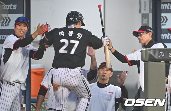 [OSEN=부산, 이석우 기자] 27일 부산 사직야구장에서 2026 신한 SOL KBO 리그 롯데 자이언츠와 LG 트윈스의 경기가 열렸다. 홈팀 롯데는 나균안이, 방문팀 LG는 치리노스가 선발 출전했다.LG 트윈스 박동원이 3회초 2사 2루 좌월 2점 홈런을 치고 염경엽 감독과 하이파이브를 하고 있다. 2026.05.27 / foto0307@osen.co.kr