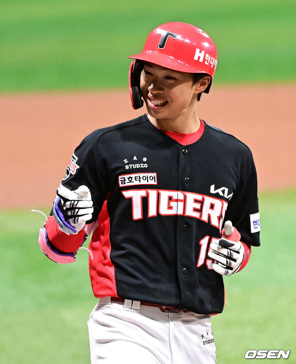 27일 오후 서울 고척스카이돔에서 2026 신한 SOL KBO리그 키움 히어로즈와 KIA 타이거즈의 경기가 열렸다.이날 키움은 라울 알칸타라, KIA는 제임스 네일을 선발로 내세웠다.1회초 무사에서 KIA 박재현이 선두타자 초구 홈런을 날리며 기뻐하고 있다. 2026.05.27 / jpnews@osen.co.kr