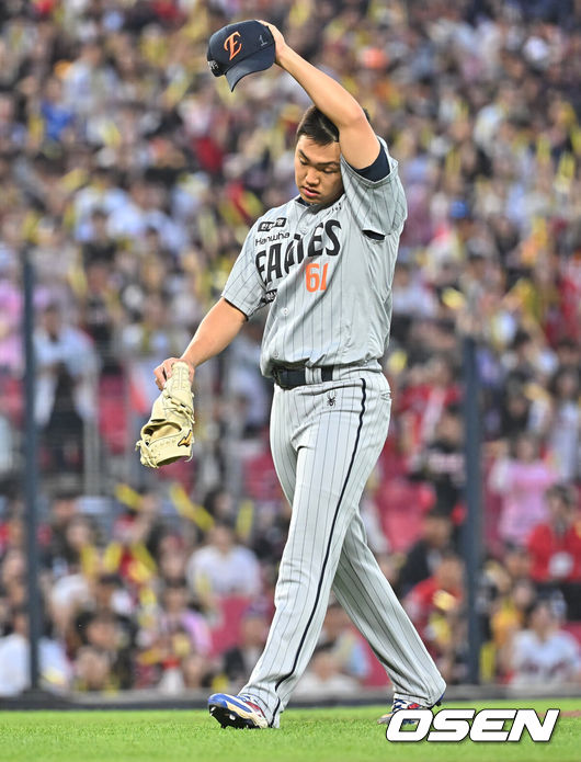 [OSEN=광주, 이석우 기자] 7일 광주-기아 챔피언스필드에서 2026 신한 SOL KBO 리그 KIA 타이거즈와 한화 이글스의 경기가 열렸다. 홈팀 KIA는 양현종이, 방문팀 한화는 정우주가 선발 출전했다.한화 이글스 선발투수 정우주가 2회말 2사 만루 밀어내기로 2실점한 후 교체되고 있다. 2026.05.07 / foto0307@osen.co.kr