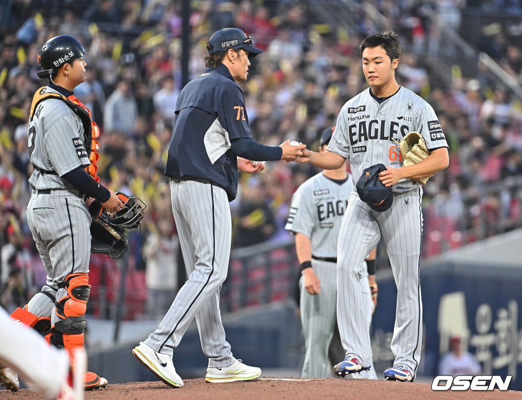 7일 광주-기아 챔피언스필드에서 2026 신한 SOL KBO 리그 KIA 타이거즈와 한화 이글스의 경기가 열렸다. 홈팀 KIA는 양현종이, 방문팀 한화는 정우주가 선발 출전했다.한화 이글스 선발투수 정우주가 2회말 2사 만루 밀어내기로 2실점한 후 교체되고 있다. 2026.05.07 / foto0307@osen.co.kr