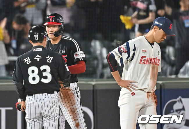 [OSEN=부산, 이석우 기자] 27일 부산 사직야구장에서 2026 신한 SOL KBO 리그 롯데 자이언츠와 LG 트윈스의 경기가 열렸다. 홈팀 롯데는 나균안이, 방문팀 LG는 치리노스가 선발 출전했다.LG 트윈스 문정빈이 7회초 2사 1,2루 우익수 오른쪽 역전 2타점 3루타를 치고 진루에 성공하고 있다. 2026.05.27 / foto0307@osen.co.kr