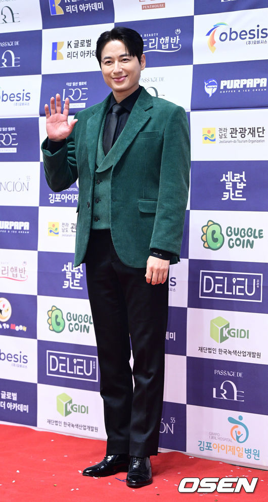 [OSEN=최규한 기자] 23일 오후 서울 논현동 엘리에나 호텔에서 ’제13회 대한민국을 빛낸 10인대상 시상식’이 열렸다.<br /><br />이날 행사에는 정이랑, 정유미, 양준혁, 브브걸 유정, 이지훈, 풍자, 정지선, 허각, 임한별, 김보성, 남경주 등이 참석해 자리를 빛냈다.<br /><br />가수 이지훈이 포토타임을 하고 있다. 2024.12.23 / dreamer@osen.co.kr
