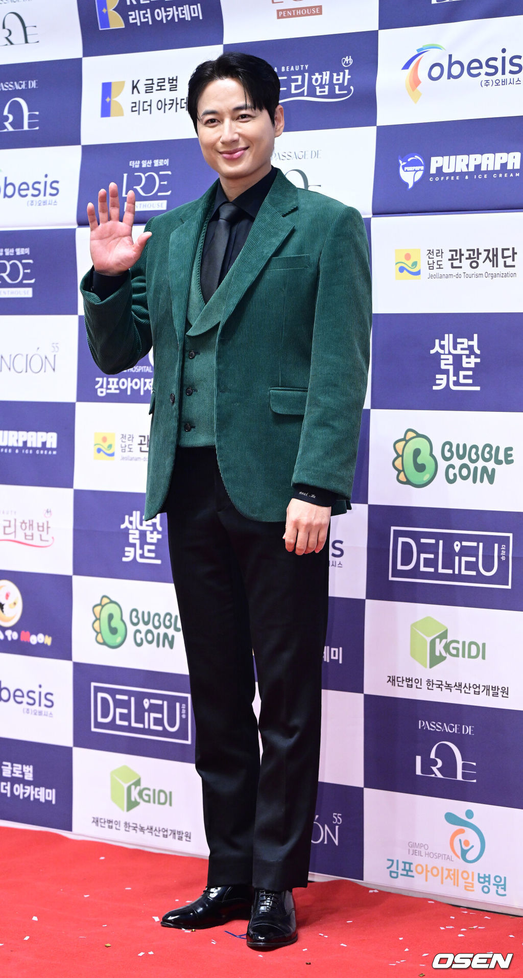 23일 오후 서울 논현동 엘리에나 호텔에서 ’제13회 대한민국을 빛낸 10인대상 시상식’이 열렸다.<br /><br />이날 행사에는 정이랑, 정유미, 양준혁, 브브걸 유정, 이지훈, 풍자, 정지선, 허각, 임한별, 김보성, 남경주 등이 참석해 자리를 빛냈다.<br /><br />가수 이지훈이 포토타임을 하고 있다. 2024.12.23 / dreamer@osen.co.kr