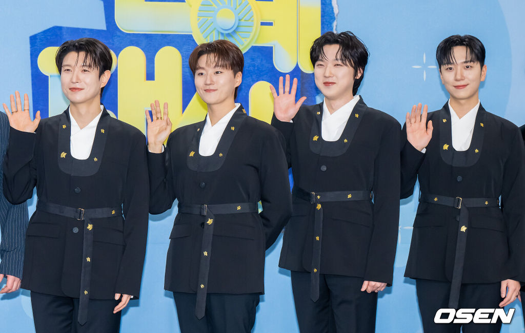 2025 KBS 연예대상이 20일 오후 서울 여의도 KBS 신관 공개홀에서 진행됐다.이날 가수 이찬원, 배우 이민정, 코미디언 문세윤이 MC를 맡았다. 시청자들의 사전 선호도 조사와 생방송 문자 투표로 결정되는 ‘최고의 프로그램상’은 ‘2025 KBS 연예대상’의 하이라이트로 손꼽힌다. 올해는 ‘개그콘서트’, ‘1박 2일’, ‘불후의 명곡’, ‘슈퍼맨이 돌아왔다’, ‘살림하는 남자들’, ‘사장님 귀는 당나귀 귀’, ‘신상출시 편스토랑’, ‘더 시즌즈’까지 총 8팀이 후보에 올랐다. 포레스텔라가 포즈를 취하고 있다. 2025.12.20 / soul1014@osen.co.kr