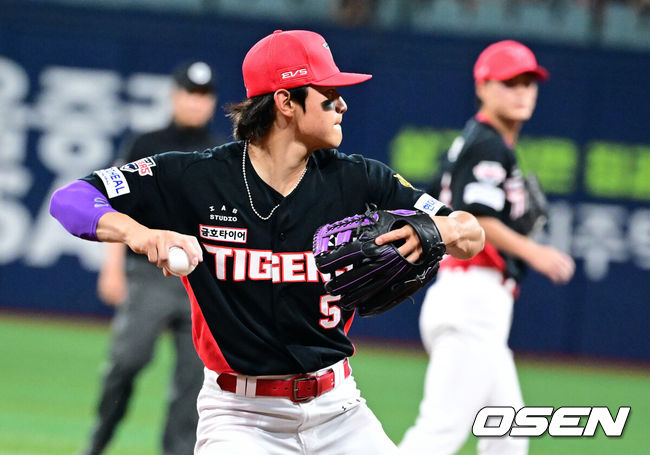 [OSEN=고척, 조은정 기자]26일 오후 서울 고척스카이돔에서 2026 신한 SOL KBO 리그 키움 히어로즈와 KIA 타이거즈의 경기가 열렸다.이날 경기에 키움은 안우진을, KIA는 김태형을 선발투수로 내세웠다.2회말 KIA 3루수 김도영이 키움 최주환의 땅볼 타구를 처리하고 있다. 2026.05.26 /cej@osen.co.k
