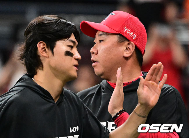 [OSEN=고척, 지형준 기자] 프로야구 KIA 타이거즈가 대포 네 방을 앞세워 5연승을 달성했다.이범호 감독이 이끄는 KIA는 27일 서울 고척스카이돔에서 열린 2026 신한 SOL KBO리그 키움 히어로즈와의 원정경기에서 9-2로 승리했다. 이날 승리로 위닝시리즈를 확보, 5연승을 질주한 KIA는 시즌 전적 27승22패1무를 만들었다. 반면 키움은 4연패에 빠지며 10개 팀 중 가장 먼저 30패(20승1무)를 찍었다.KIA 이범호 감독과 김도영과 승리 하이파이브를 하고 있다. 2026.05.27&nbsp;/ jpnews@osen.co.kr
