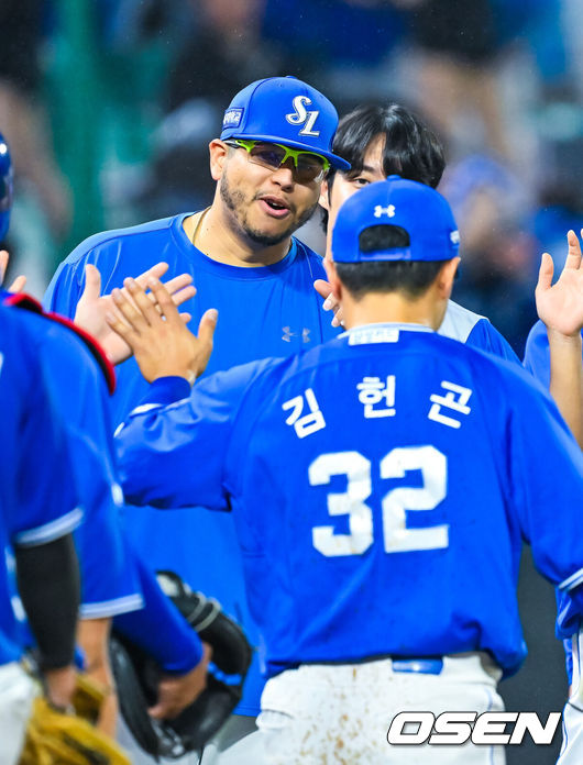 [OSEN=인천, 민경훈 기자] 27일 인천SSG랜더스필드에서 2026 신한 SOL KBO리그 SSG 랜더스와 삼성 라이온즈의 경기가 열렸다.이 경기에서 삼성이 SSG에 4-1로 승리했다. 삼성은 SSG을 8연패에 몰아넣으며 2연승을 거뒀다.경기를 마치고 삼성 승리투수 후라도가 동료들과 승리의 기쁨을 나누고 있다. 2026.05.27&nbsp;/ rumi@osen.co.kr