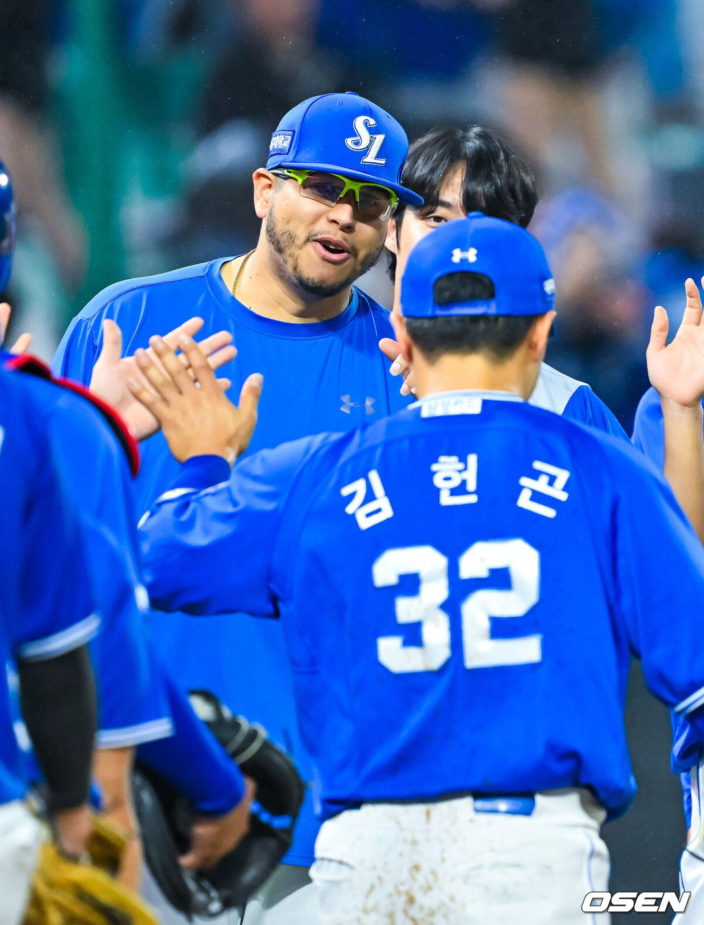 27일 인천SSG랜더스필드에서 2026 신한 SOL KBO리그 SSG 랜더스와 삼성 라이온즈의 경기가 열렸다.이 경기에서 삼성이 SSG에 4-1로 승리했다. 삼성은 SSG을 8연패에 몰아넣으며 2연승을 거뒀다.경기를 마치고 삼성 승리투수 후라도가 동료들과 승리의 기쁨을 나누고 있다. 2026.05.27 / rumi@osen.co.kr