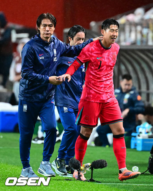 [OSEN=서울월드컵경기장, 지형준 기자] 세계의 벽은 높았다. 결과는 0-5 대패였다.홍명보&nbsp;감독이 이끄는 대한민국 남자 축구 국가대표팀은 10일 서울월드컵경기장에서 '세계 최강' 브라질을&nbsp;상대로 A매치&nbsp;평가전을 치러&nbsp;이스테방(첼시)과 호드리구(레알 마드리드)에게 나란히 2골을 허용하면서 0-5로 대패했다.후반 한국 홍명보 감독이 교체된 손흥민을 격려하고 있다. 2025.10.10 /jpnews@osen.co.kr