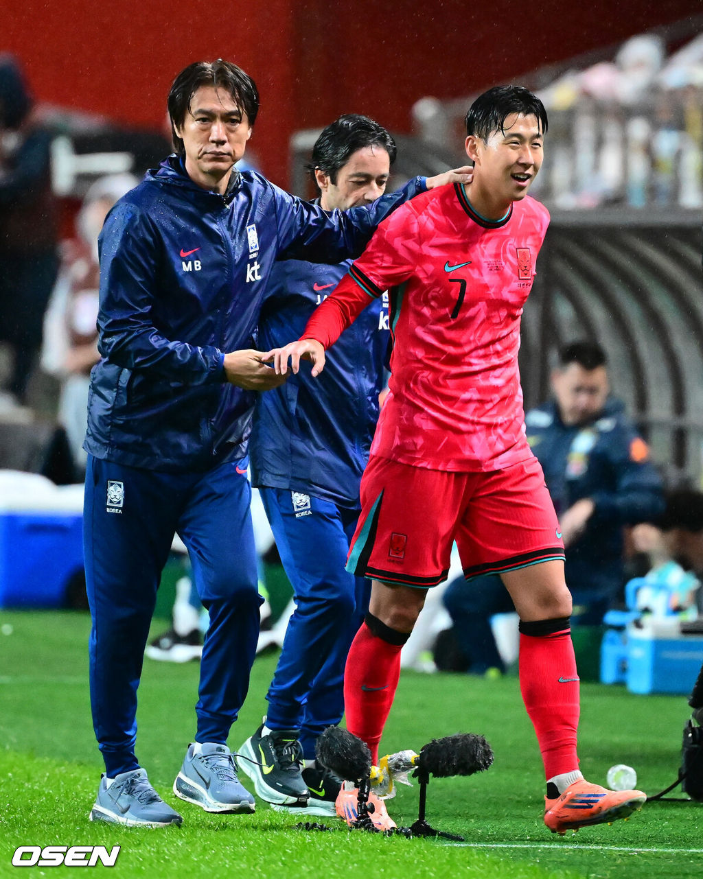 세계의 벽은 높았다. 결과는 0-5 대패였다.홍명보 감독이 이끄는 대한민국 남자 축구 국가대표팀은 10일 서울월드컵경기장에서 '세계 최강' 브라질을 상대로 A매치 평가전을 치러 이스테방(첼시)과 호드리구(레알 마드리드)에게 나란히 2골을 허용하면서 0-5로 대패했다.후반 한국 홍명보 감독이 교체된 손흥민을 격려하고 있다. 2025.10.10 /jpnews@osen.co.kr