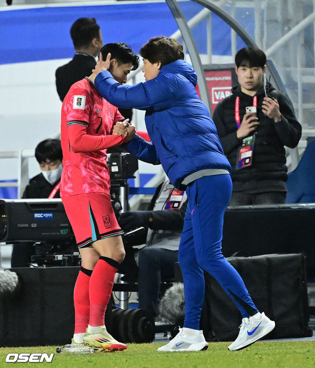 홍명보호가 이번에도 승리하지 못했다. 요르단과 아쉬운 무승부를 거두면서 3경기 연속 승점 1점을 추가하는 데 만족해야 했다.홍명보 감독이 이끄는 대한민국 축구대표팀은 25일 오후 8시 수원월드컵경기장에서 열린 2026 국제축구연맹(FIFA) 북중미 월드컵 아시아지역 3차 예선 B조 8차전에서 요르단과 1-1로 비겼다.이제 한국은 승점 16(4승 4무)으로 불안한 조 1위를 유지 중이다. 2위 요르단(승점 13), 한 경기 덜 치른 이라크(승점 12)와 격차가 크지 않다. 6월 A매치 결과에 따라 뒤집힐 가능성도 충분하다.후반 대한민국 홍명보 감독이 교체된 손흥민을 격려하고 있다. 2025.03.25 / jpnews@osen.co.kr
