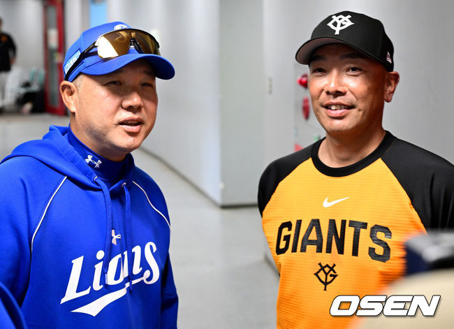 [OSEN=오키나와(일본), 최규한 기자] 프로야구 삼성 라이온즈가 28일 일본 오키나와 나하 셀룰러 스타디움에서 일본프로야구 요미우리 자이언츠와 연습경기를 펼쳤다.삼성은 요미우리를 상대로 최원태를 선발로 내세운다.삼성 박진만 감독과 요미우리 아베 감독이 인사를 나누고 있다. 2026.02.28 / dreamer@osen.co.kr