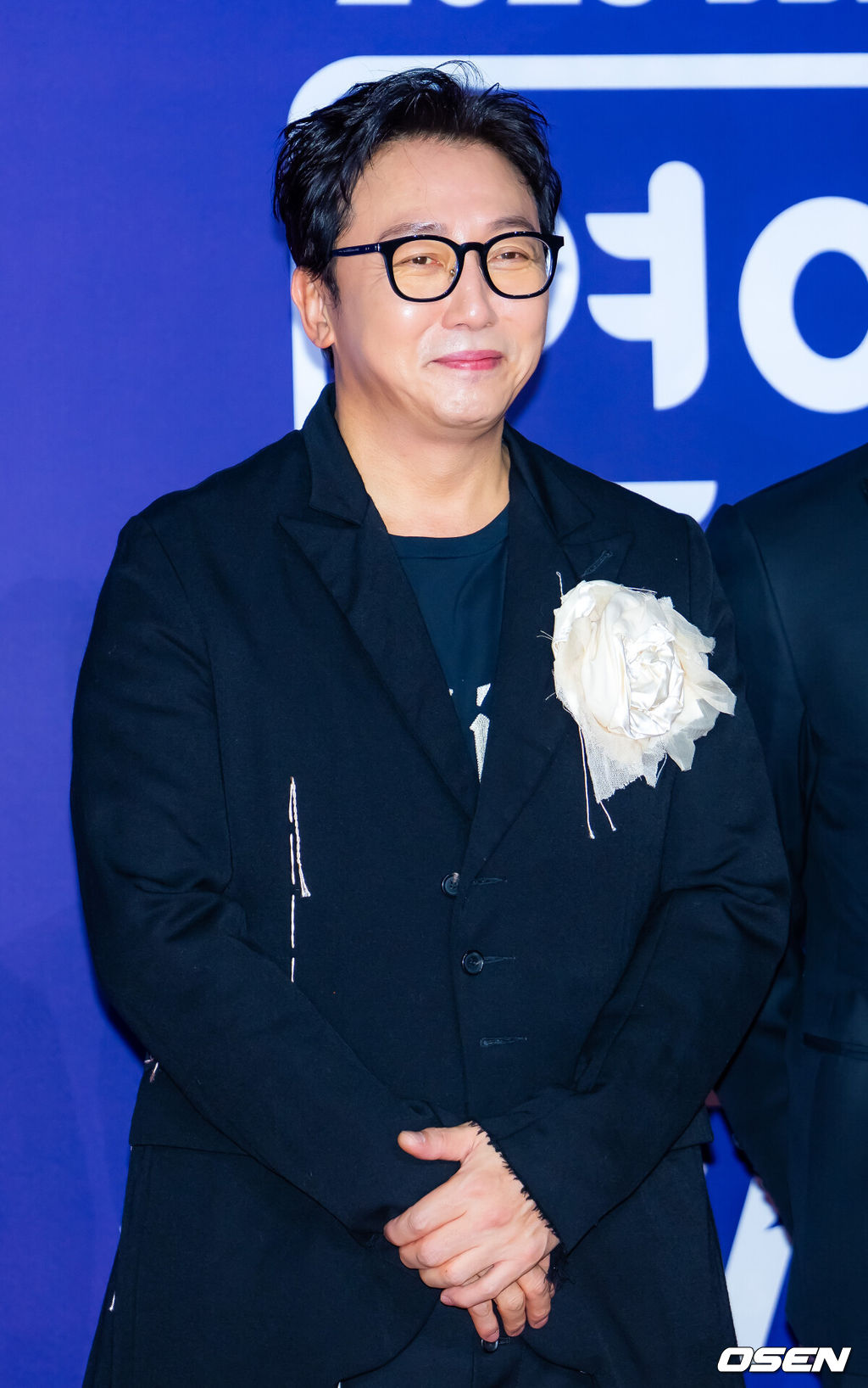 30일 오후 서울 마포구 상암 SBS 프리즘타워에서 ‘2025 SBS 연예대상’ 포토월 행사가 열렸다.올해 대상 후보는 유재석, 전현무, 탁재훈, 신동엽, 이상민, 서장훈, 지석진이 올라 대상을 두고 치열한 경쟁을 펼친다.'한탕 프로젝트-마이턴'의 탁재훈이 레드카펫을 밟으며 포즈를 취하고 있다. 2025.12.30 /rumi@osen.co.kr
