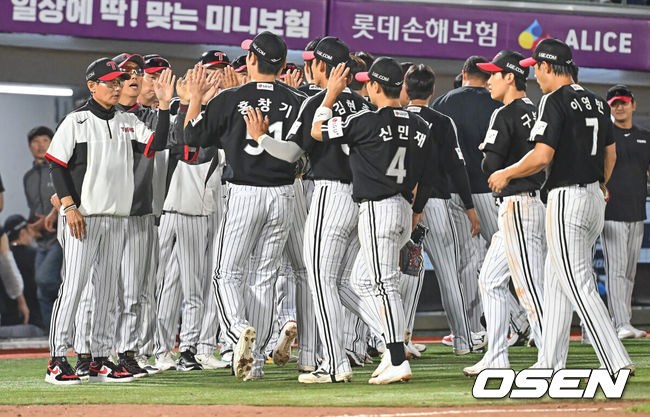 [OSEN=부산, 이석우 기자] 27일 부산 사직야구장에서 2026 신한 SOL KBO 리그 롯데 자이언츠와 LG 트윈스의 경기가 열렸다. 홈팀 롯데는 나균안이, 방문팀 LG는 치리노스가 선발 출전했다.LG 트윈스 염경엽 감독이 롯데 자이언츠에 8-6으로 승리한 후 선수들과 기쁨을 나누고 있다. 2026.05.27 / foto0307@osen.co.kr