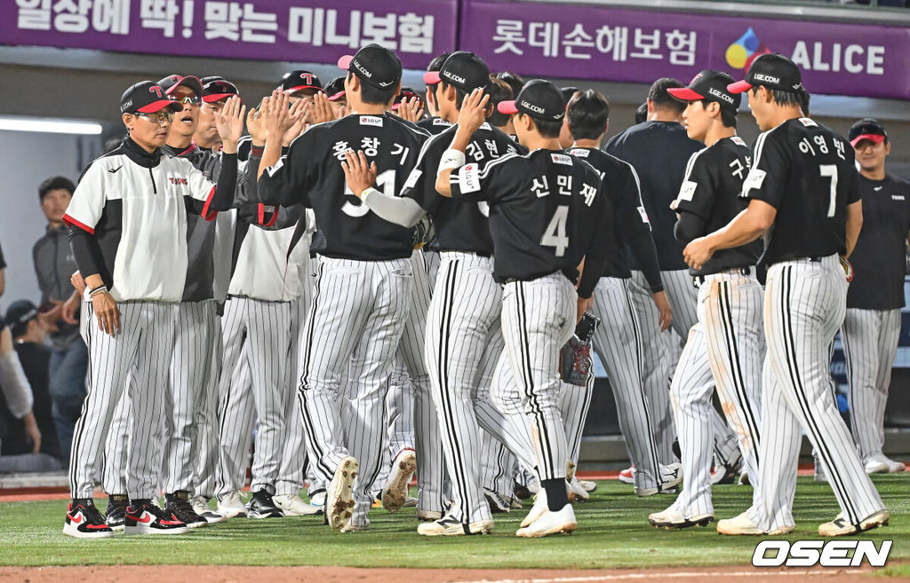 27일 부산 사직야구장에서 2026 신한 SOL KBO 리그 롯데 자이언츠와 LG 트윈스의 경기가 열렸다. 홈팀 롯데는 나균안이, 방문팀 LG는 치리노스가 선발 출전했다.LG 트윈스 염경엽 감독이 롯데 자이언츠에 8-6으로 승리한 후 선수들과 기쁨을 나누고 있다. 2026.05.27 / foto0307@osen.co.kr