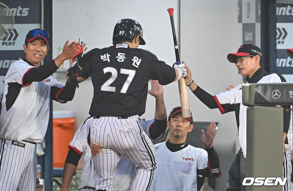 27일 부산 사직야구장에서 2026 신한 SOL KBO 리그 롯데 자이언츠와 LG 트윈스의 경기가 열렸다. 홈팀 롯데는 나균안이, 방문팀 LG는 치리노스가 선발 출전했다.LG 트윈스 박동원이 3회초 2사 2루 좌월 2점 홈런을 치고 염경엽 감독과 하이파이브를 하고 있다. 2026.05.27 / foto0307@osen.co.kr
