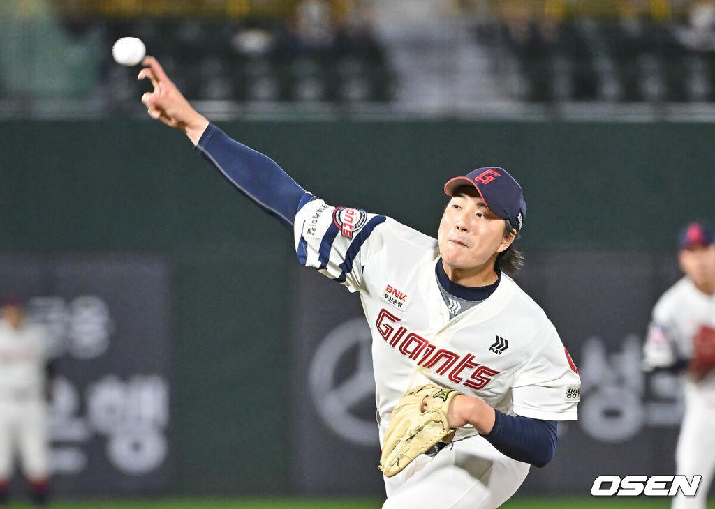 27일 부산 사직야구장에서 2026 신한 SOL KBO 리그 롯데 자이언츠와 LG 트윈스의 경기가 열렸다. 홈팀 롯데는 나균안이, 방문팀 LG는 치리노스가 선발 출전했다.롯데 자이언츠 이승헌이 역투하고 있다. 2026.05.27 / foto0307@osen.co.kr