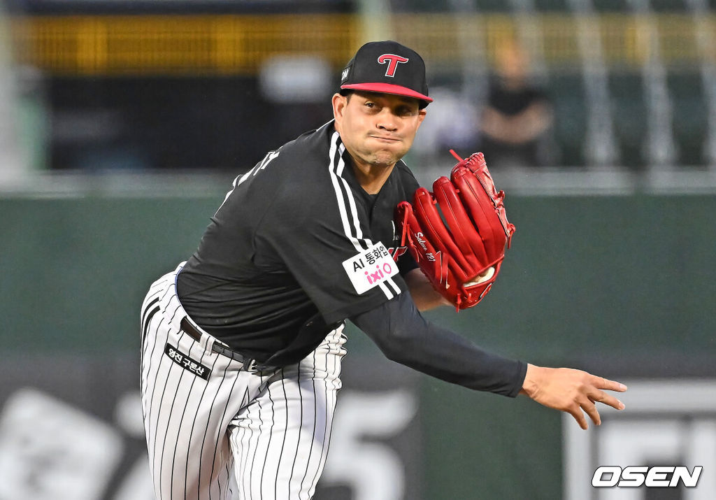27일 부산 사직야구장에서 2026 신한 SOL KBO 리그 롯데 자이언츠와 LG 트윈스의 경기가 열렸다. 홈팀 롯데는 나균안이, 방문팀 LG는 치리노스가 선발 출전했다.LG 트윈스 선발 투수 치리노스가 역투하고 있다. 2026.05.27 / foto0307@osen.co.kr