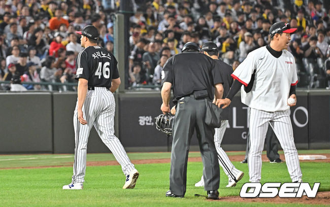 [OSEN=부산, 이석우 기자] 27일 부산 사직야구장에서 2026 신한 SOL KBO 리그 롯데 자이언츠와 LG 트윈스의 경기가 열렸다. 홈팀 롯데는 나균안이, 방문팀 LG는 치리노스가 선발 출전했다.LG 트윈스 치리노스가 4회말 교체되고 있다. 2026.05.27 / foto0307@osen.co.kr