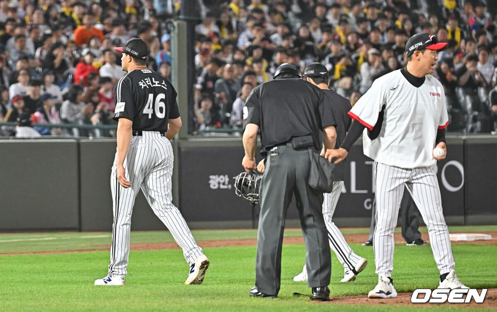 27일 부산 사직야구장에서 2026 신한 SOL KBO 리그 롯데 자이언츠와 LG 트윈스의 경기가 열렸다. 홈팀 롯데는 나균안이, 방문팀 LG는 치리노스가 선발 출전했다.LG 트윈스 치리노스가 4회말 교체되고 있다. 2026.05.27 / foto0307@osen.co.kr
