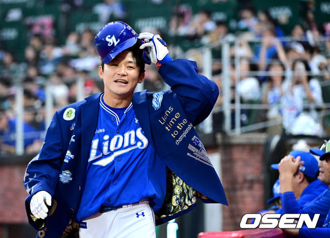 [OSEN=인천, 최규한 기자] 28일 인천 SSG랜더스필드에서 ‘2026 신한 SOL Bank KBO리그’ SSG 랜더스와 삼성 라이온즈의 경기가 열렸다.홈팀 SSG는 히라모토 긴지로, 방문팀 삼성은 최원태를 선발로 내세웠다.5회초 무사 삼성 박계범이 이재현에 이어 백투백 홈런을 터트리고 홈을 밟은 뒤 동료들의 무관심 세리머니를 받고 있다. 2026.05.28 / dreamer@osen.co.kr