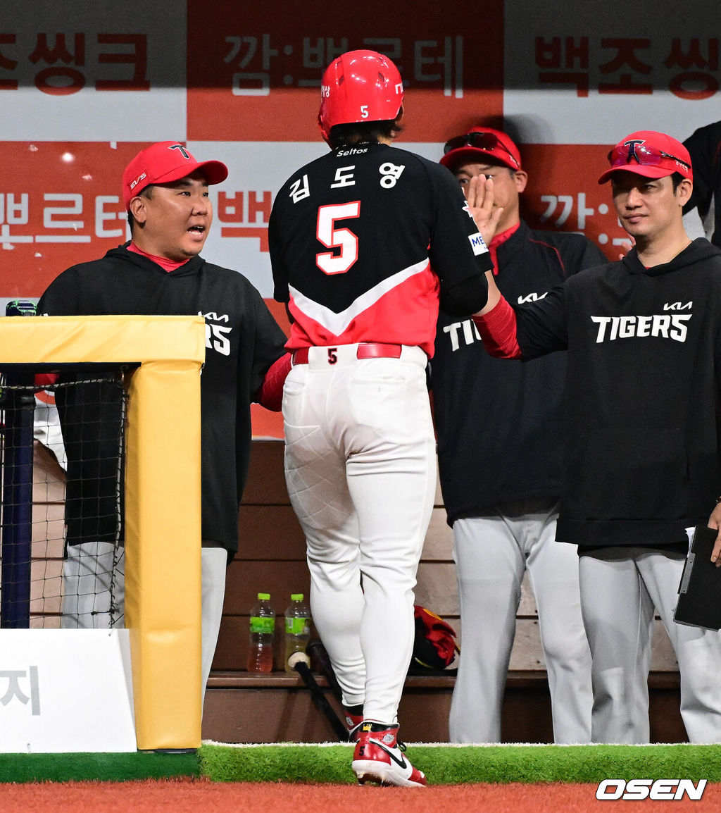 28일 오후 서울 고척스카이돔에서 2026 신한 SOL KBO리그 키움 히어로즈와 KIA 타이거즈의 경기가 열렸다.이날 키움은 케니 로젠버그, KIA는 황동하를 선발로 내세웠다.5회초 2사 2루에서 KIA 김도영이 김선빈의 1타점 중전 적시타에 득점에 성공하며 이범호 감독과 기뻐하고 있다. 2026.05.28 / jpnews@osen.co.kr