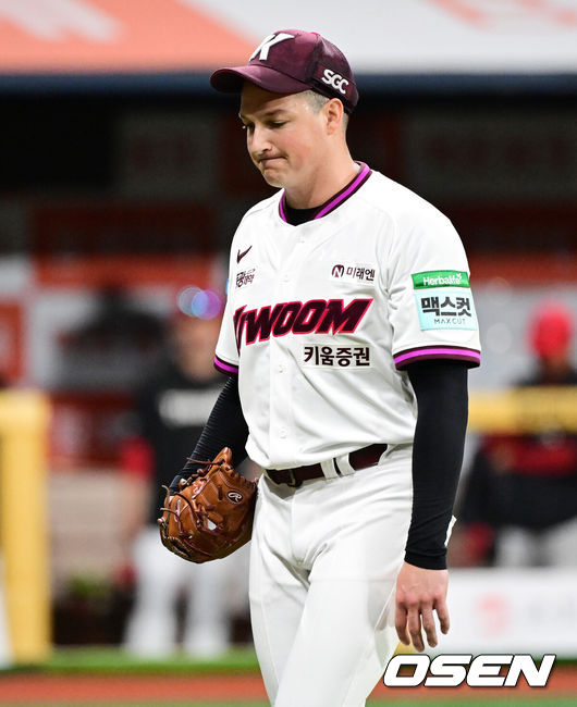 [OSEN=고척, 지형준 기자] 28일 오후 서울 고척스카이돔에서 2026 신한 SOL KBO리그 키움 히어로즈와 KIA 타이거즈의 경기가 열렸다.이날 키움은 케니 로젠버그, KIA는 황동하를 선발로 내세웠다.5회초 수비를 마친 키움 로젠버그가 더그아웃으로 향하고 있다. 2026.05.28&nbsp;/ jpnews@osen.co.kr