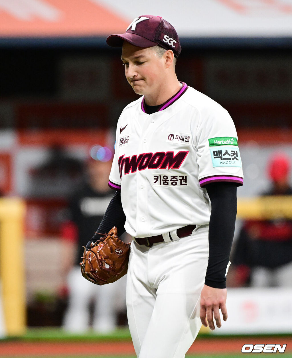 28일 오후 서울 고척스카이돔에서 2026 신한 SOL KBO리그 키움 히어로즈와 KIA 타이거즈의 경기가 열렸다.이날 키움은 케니 로젠버그, KIA는 황동하를 선발로 내세웠다.5회초 수비를 마친 키움 로젠버그가 더그아웃으로 향하고 있다. 2026.05.28 / jpnews@osen.co.kr