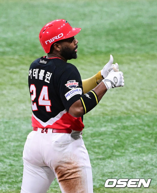 [OSEN=고척, 지형준 기자] 28일 오후 서울 고척스카이돔에서 2026 신한 SOL KBO리그 키움 히어로즈와 KIA 타이거즈의 경기가 열렸다.이날 키움은 케니 로젠버그, KIA는 황동하를 선발로 내세웠다.2회초 무사에서 KIA 아데를린이 좌중간 2루타를 날리고 실책을 틈타 3루에 안착하며 기뻐하고 있다. 2026.05.28&nbsp;/ jpnews@osen.co.kr