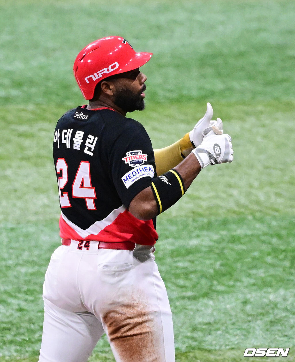 28일 오후 서울 고척스카이돔에서 2026 신한 SOL KBO리그 키움 히어로즈와 KIA 타이거즈의 경기가 열렸다.이날 키움은 케니 로젠버그, KIA는 황동하를 선발로 내세웠다.2회초 무사에서 KIA 아데를린이 좌중간 2루타를 날리고 실책을 틈타 3루에 안착하며 기뻐하고 있다. 2026.05.28 / jpnews@osen.co.kr