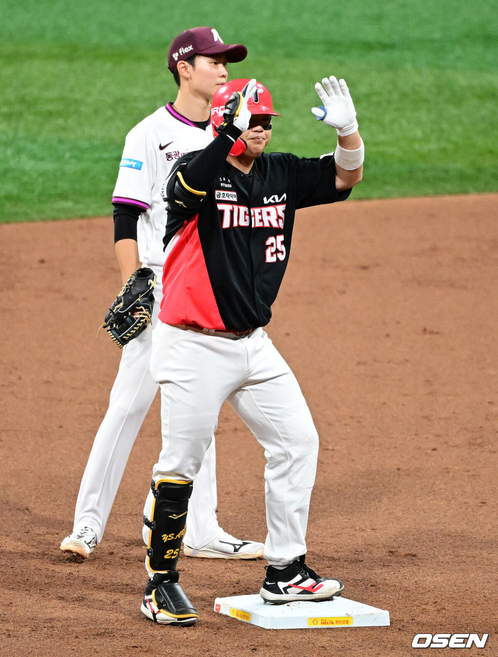 28일 오후 서울 고척스카이돔에서 2026 신한 SOL KBO리그 키움 히어로즈와 KIA 타이거즈의 경기가 열렸다.이날 키움은 케니 로젠버그, KIA는 황동하를 선발로 내세웠다.2회초 1사 1루에서 KIA 한준수가 1타점 적시 2루타를 날리며 기뻐하고 있다. 2026.05.28 / jpnews@osen.co.kr