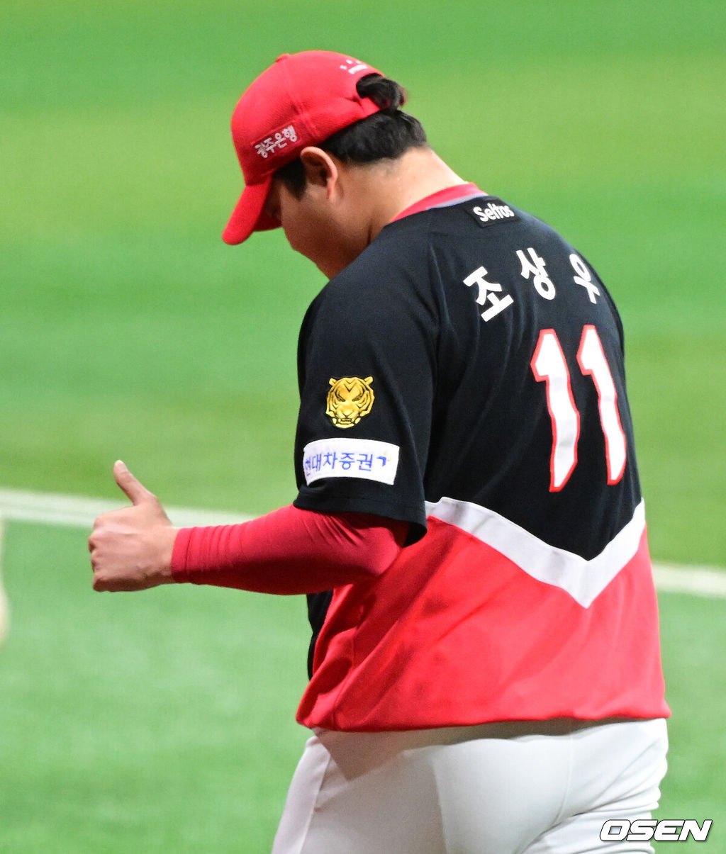 28일 오후 서울 고척스카이돔에서 2026 신한 SOL KBO리그 키움 히어로즈와 KIA 타이거즈의 경기가 열렸다.이날 키움은 케니 로젠버그, KIA는 황동하를 선발로 내세웠다.7회말 수비를 마친 KIA 조상우가 기뻐하고 있다. 2026.05.28 / jpnews@osen.co.kr