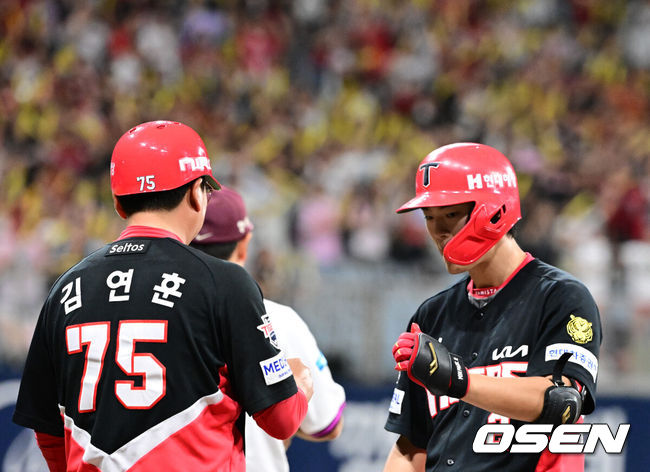 [OSEN=고척, 지형준 기자] 28일 오후 서울 고척스카이돔에서 2026 신한 SOL KBO리그 키움 히어로즈와 KIA 타이거즈의 경기가 열렸다.이날 키움은 케니 로젠버그, KIA는 황동하를 선발로 내세웠다.8회초 무사 1,3루에서 KIA 박민이 1타점 좌전 적시타를 날리며 기뻐하고 있다. 2026.05.28&nbsp;/ jpnews@osen.co.kr
