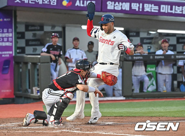 [OSEN=부산, 이석우 기자] 28일 부산 사직야구장에서 2026 신한 SOL KBO 리그 롯데 자이언츠와 LG 트윈스의 경기가 열렸다. 홈팀 롯데는 김진욱이, 방문팀 LG는 이정용이 선발 출전했다.롯데 자이언츠 레이예스가 3회말 무사 만루 박승욱의 1루수 땅볼때 홈에서 세이프되며 LG 트윈스 박동원과 충돌하고 있다. 2026.05.28 / foto0307@osen.co.kr