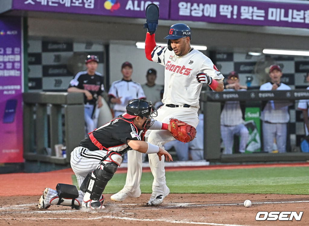28일 부산 사직야구장에서 2026 신한 SOL KBO 리그 롯데 자이언츠와 LG 트윈스의 경기가 열렸다. 홈팀 롯데는 김진욱이, 방문팀 LG는 이정용이 선발 출전했다.롯데 자이언츠 레이예스가 3회말 무사 만루 박승욱의 1루수 땅볼때 홈에서 세이프되며 LG 트윈스 박동원과 충돌하고 있다. 2026.05.28 / foto0307@osen.co.kr