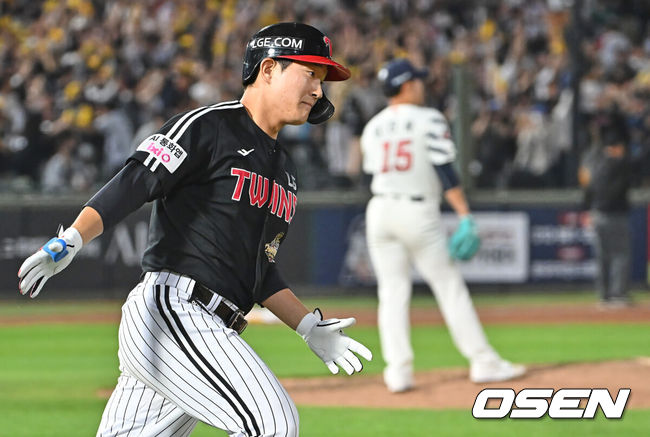 [OSEN=부산, 이석우 기자] 28일 부산 사직야구장에서 2026 신한 SOL KBO 리그 롯데 자이언츠와 LG 트윈스의 경기가 열렸다. 홈팀 롯데는 김진욱이, 방문팀 LG는 이정용이 선발 출전했다.LG 트윈스 문정빈이 6회초 1사 2,3루 좌월 동점 3점 홈런을 치고 세리머니를 하고 있다. 2026.05.28 / foto0307@osen.co.kr