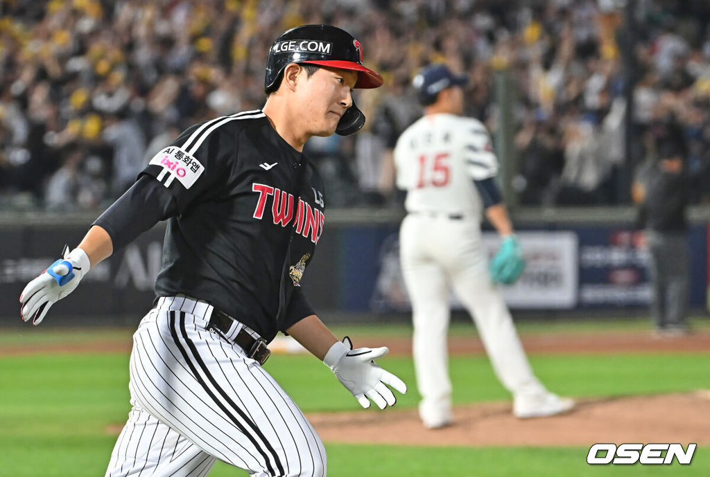 28일 부산 사직야구장에서 2026 신한 SOL KBO 리그 롯데 자이언츠와 LG 트윈스의 경기가 열렸다. 홈팀 롯데는 김진욱이, 방문팀 LG는 이정용이 선발 출전했다.LG 트윈스 문정빈이 6회초 1사 2,3루 좌월 동점 3점 홈런을 치고 세리머니를 하고 있다. 2026.05.28 / foto0307@osen.co.kr