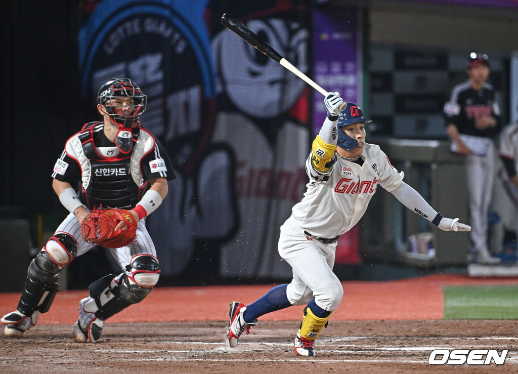 28일 부산 사직야구장에서 2026 신한 SOL KBO 리그 롯데 자이언츠와 LG 트윈스의 경기가 열렸다. 홈팀 롯데는 김진욱이, 방문팀 LG는 이정용이 선발 출전했다.롯데 자이언츠 황성빈이 6회말 2사 1루 좌익수 뒤 1타점 3루타를 치고 있다. 2026.05.28 / foto0307@osen.co.kr