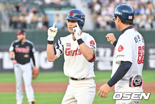 [OSEN=부산, 이석우 기자] 28일 부산 사직야구장에서 2026 신한 SOL KBO 리그 롯데 자이언츠와 LG 트윈스의 경기가 열렸다. 홈팀 롯데는 김진욱이, 방문팀 LG는 이정용이 선발 출전했다.롯데 자이언츠 전민재가 2회말 1사 2,3루 중견수 앞 2타점 안타를 치고 세리머니를 하고 있다. 2026.05.28 / foto0307@osen.co.kr