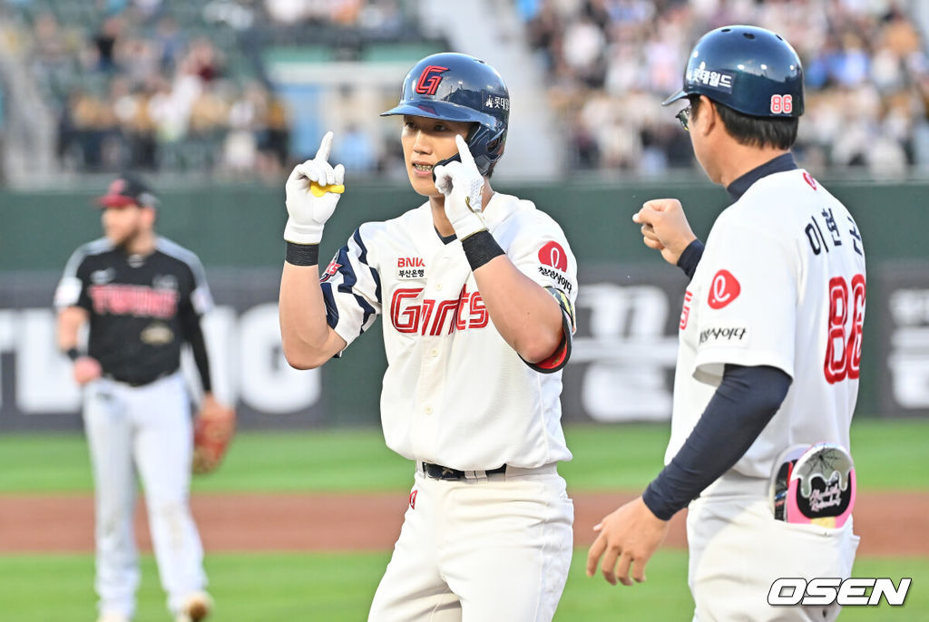28일 부산 사직야구장에서 2026 신한 SOL KBO 리그 롯데 자이언츠와 LG 트윈스의 경기가 열렸다. 홈팀 롯데는 김진욱이, 방문팀 LG는 이정용이 선발 출전했다.롯데 자이언츠 전민재가 2회말 1사 2,3루 중견수 앞 2타점 안타를 치고 세리머니를 하고 있다. 2026.05.28 / foto0307@osen.co.kr