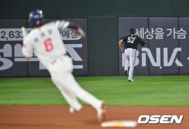 [OSEN=부산, 이석우 기자] 28일 부산 사직야구장에서 2026 신한 SOL KBO 리그 롯데 자이언츠와 LG 트윈스의 경기가 열렸다. 홈팀 롯데는 김진욱이, 방문팀 LG는 이정용이 선발 출전했다.LG 트윈스 이재원이 6회말 2사 1루 롯데 자이언츠 황성빈의 타구를 따라가고 있다. 2026.05.28 / foto0307@osen.co.kr