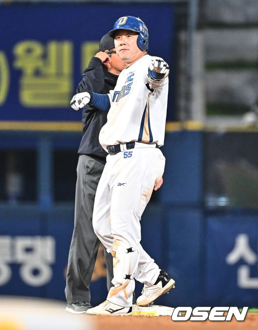 [OSEN=창원, 이석우 기자] 14일 창원NC파크에서 2026 신한 SOL KBO 리그 NC 다이노스와 KT 위즈의 경기가 열렸다. 홈팀 NC는 버하겐이, 방문팀 KT는 고영표가 선발 출전했다. NC 다이노스 이우성이 4회말 2사 우익수 오른쪽 2루타를 치고 세리머니를 하고 있다. 2026.04.14 / foto0307@osen.co.kr