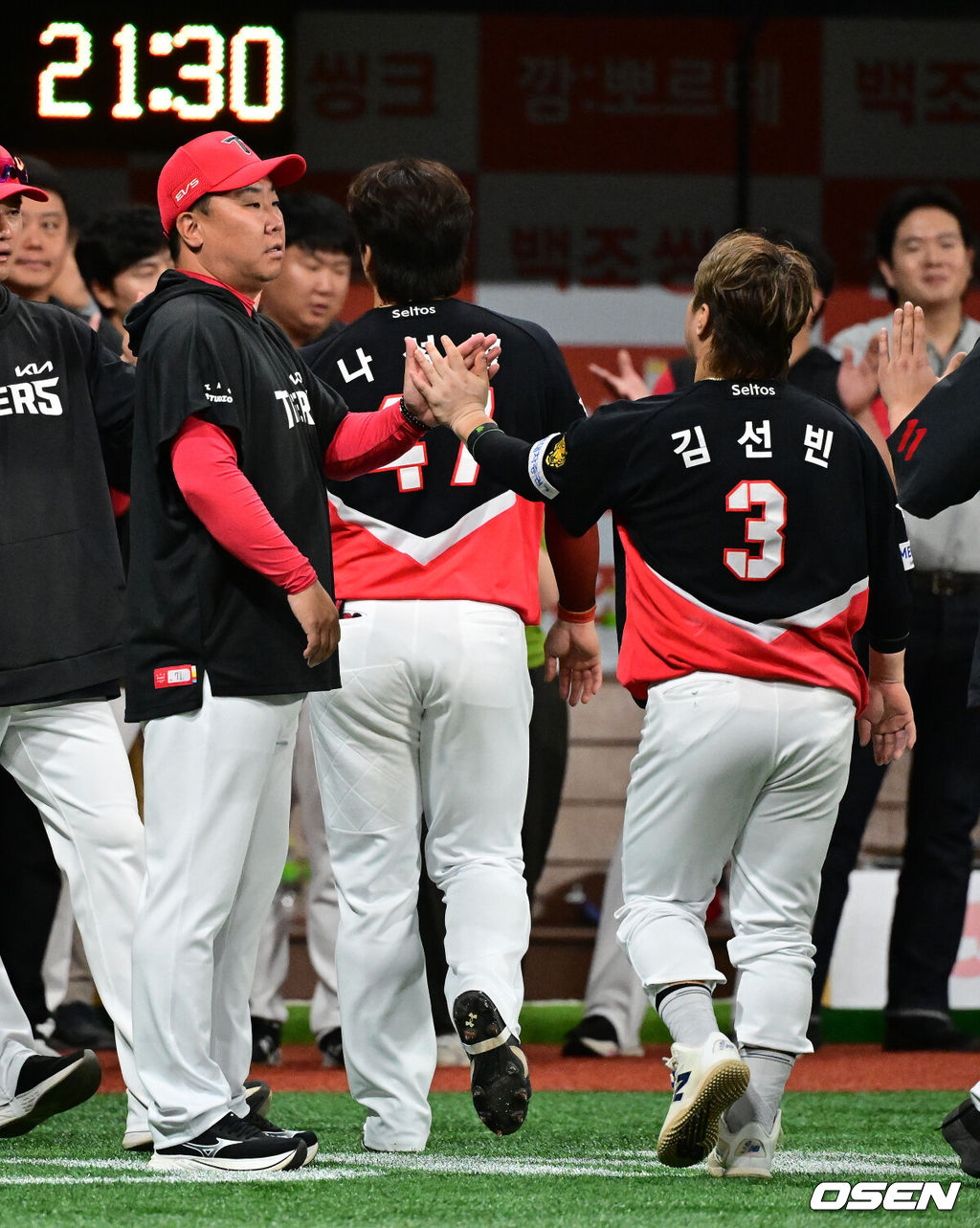프로야구 KIA 타이거즈가 28일 서울 고척스카이돔에서 열린 2026 신한 SOL KBO리그 키움 히어로즈와의 시즌 6번째 맞대결에서 5-0으로 승리했다. KIA는 3연전 싹쓸이와 함께 파죽의 6연승을 달리며 시즌 28승 1무 22패를 기록했다. 반면 5연패 늪에 빠진 키움은 20승 1무 31패가 됐다. 경기를 마치고 KIA 이범호 감독이 김선빈과 승리를 기뻐하고 있다. 2026.05.28 / jpnews@osen.co.kr