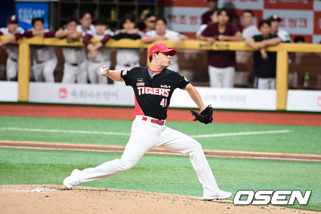 [OSEN=고척, 지형준 기자] 28일 오후 서울 고척스카이돔에서 2026 신한 SOL KBO리그 키움 히어로즈와 KIA 타이거즈의 경기가 열렸다.이날 키움은 케니 로젠버그, KIA는 황동하를 선발로 내세웠다.2회말 KIA 황동하가 역투하고 있다. 2026.05.28&nbsp;/ jpnews@osen.co.kr
