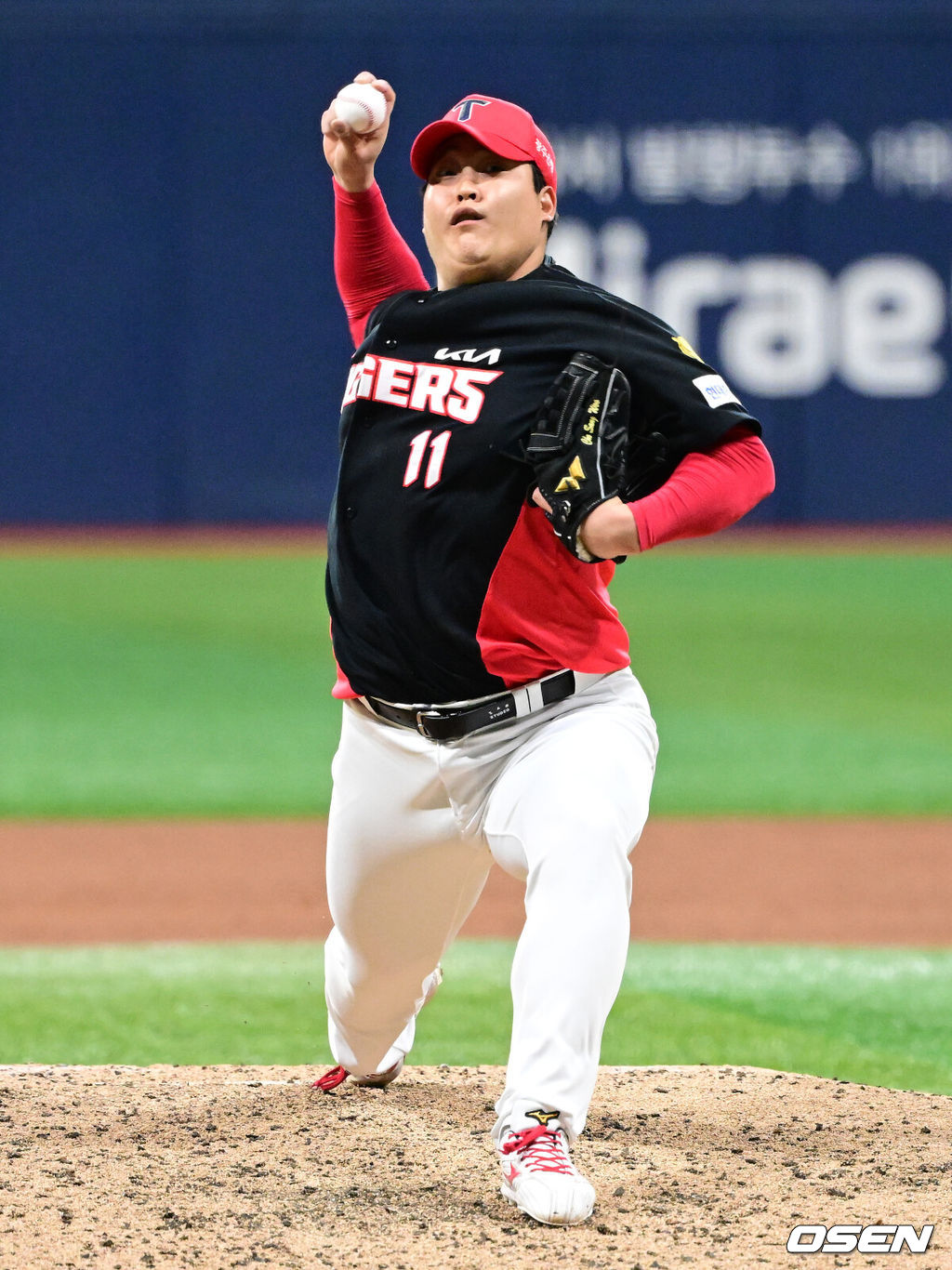 28일 오후 서울 고척스카이돔에서 2026 신한 SOL KBO리그 키움 히어로즈와 KIA 타이거즈의 경기가 열렸다.이날 키움은 케니 로젠버그, KIA는 황동하를 선발로 내세웠다.7회말 무사 1,2루에서 KIA 조상우가 역투하고 있다. 2026.05.28 / jpnews@osen.co.kr